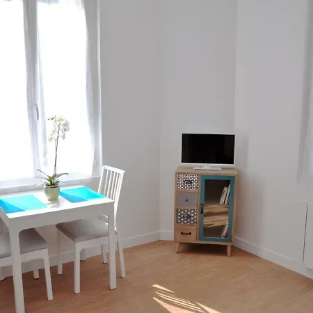 Rochegude-studio1-proche La Defense/paris شقة نانتير